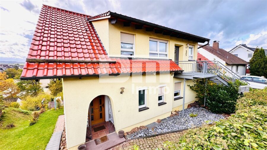 Modernisiertes 1 bis 2 Familienhaus mit DG-Ausbau BJ 02/03 und Panoramablick am Rüsteberg - Frontansicht